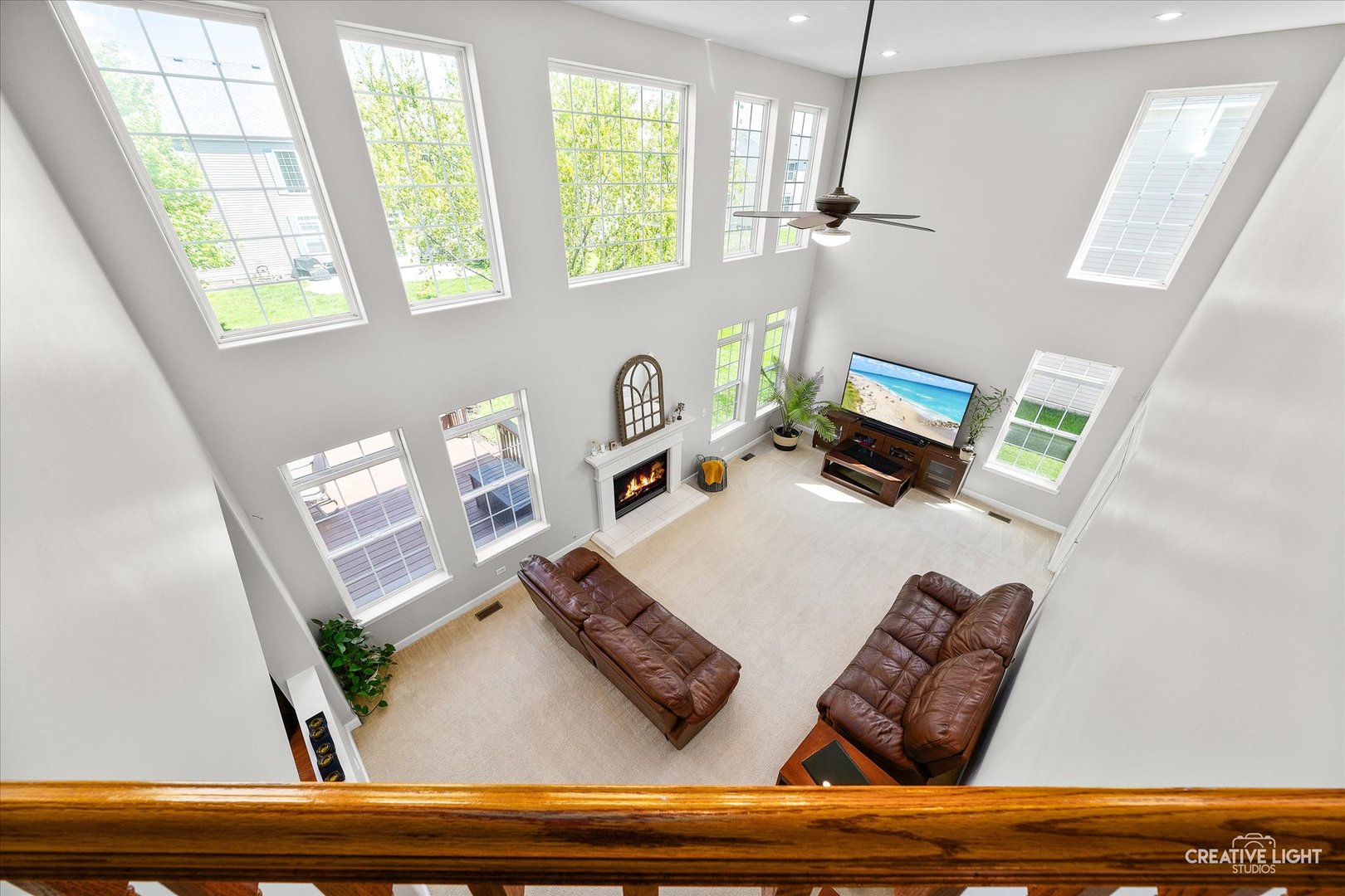 5912 Mackinac Lane Hoffman Estates, IL 60192 - Photo 22 of 32 a living room with furniture and a window