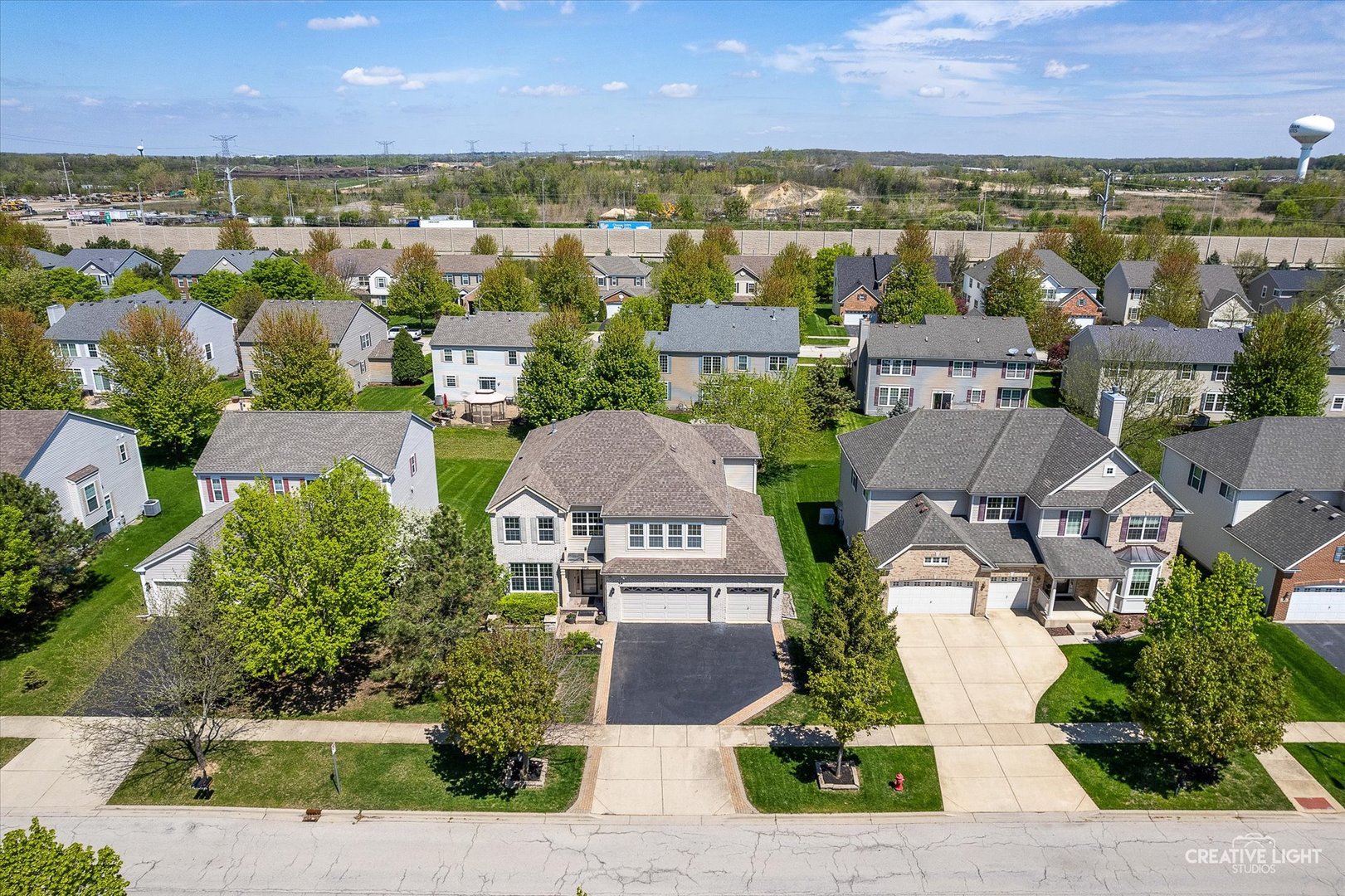 5912 Mackinac Lane Hoffman Estates, IL 60192 - Photo 29 of 32 an aerial view of residential houses with outdoor space and ocean view