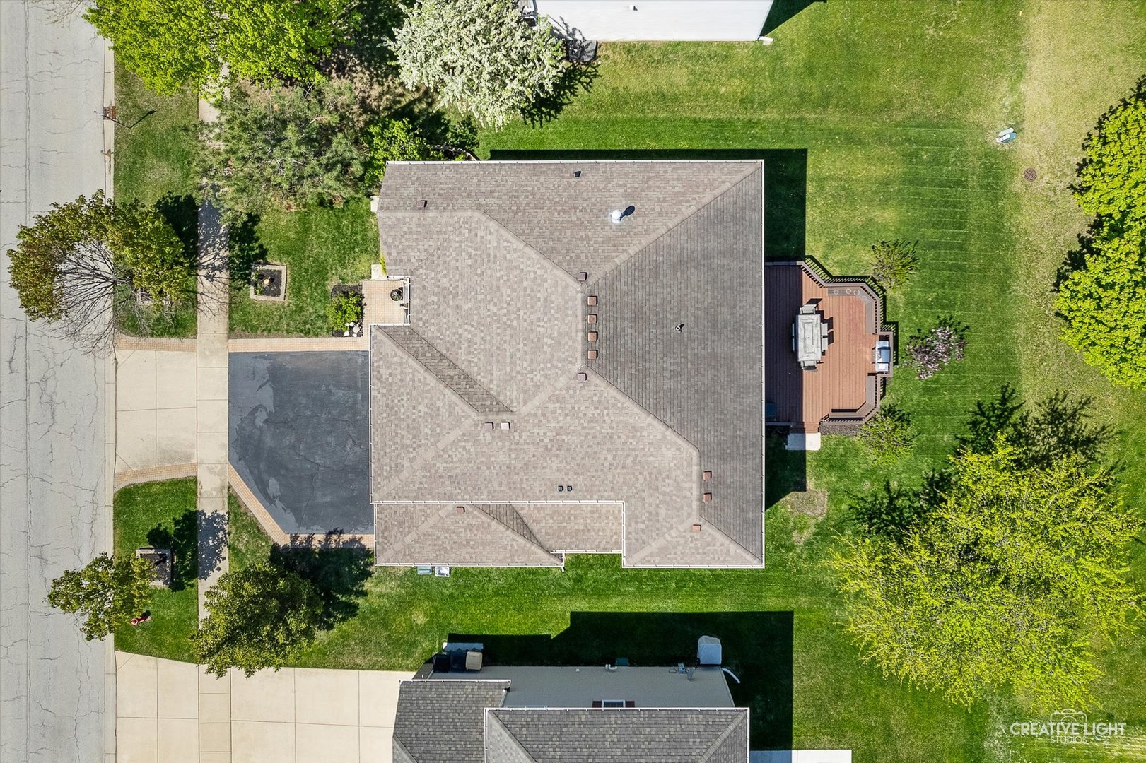 5912 Mackinac Lane Hoffman Estates, IL 60192 - Photo 30 of 32 an aerial view of a house with a yard
