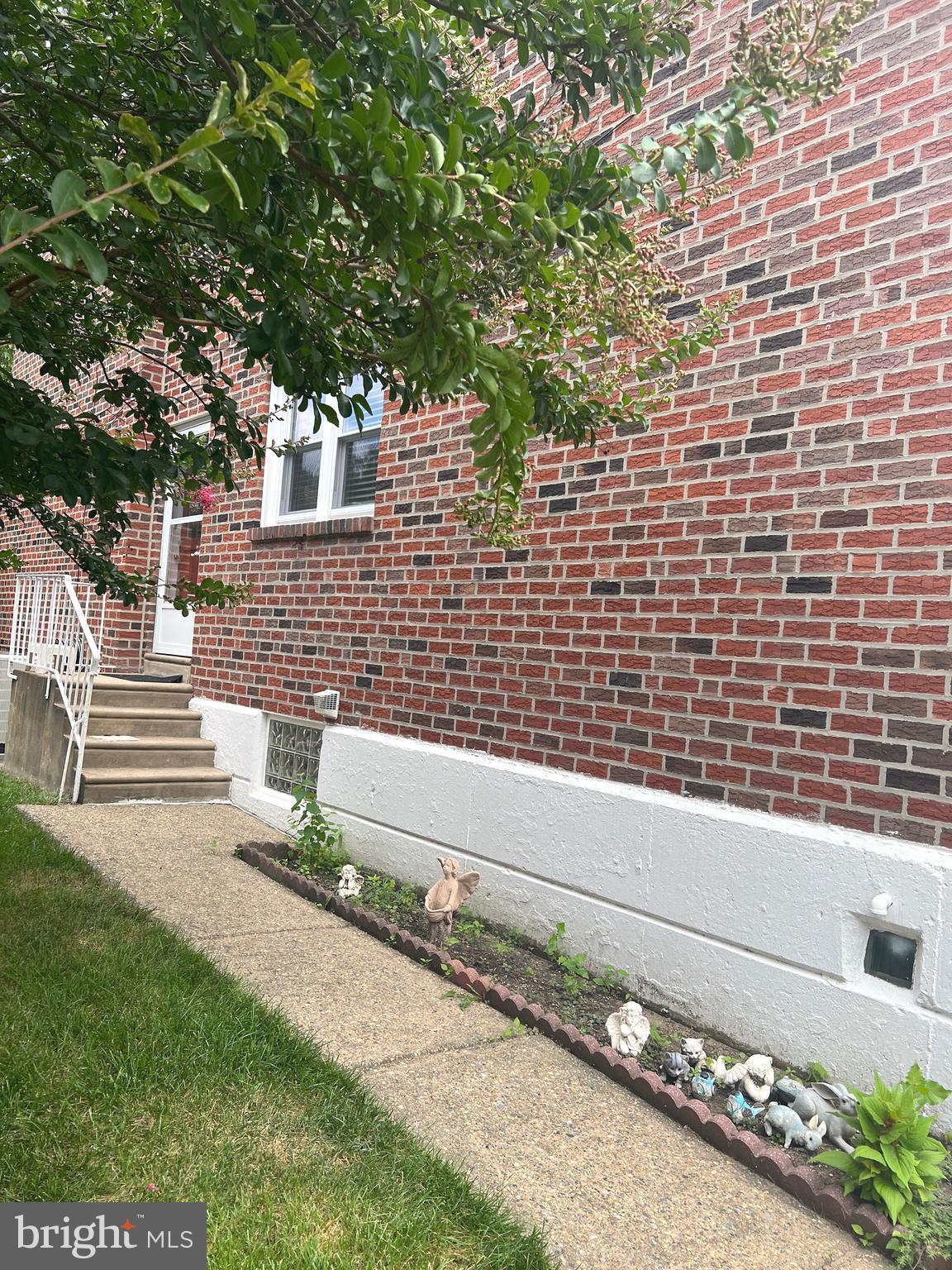 11854 Sewell Road Philadelphia, PA 19116 - Photo 2 of 22 Inviting Home from Main Entrance
