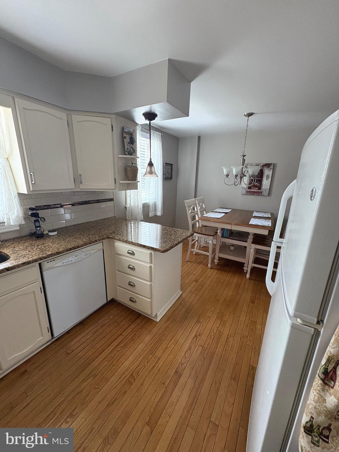 11854 Sewell Road Philadelphia, PA 19116 - Photo 7 of 22 Kitchen with Eating Area