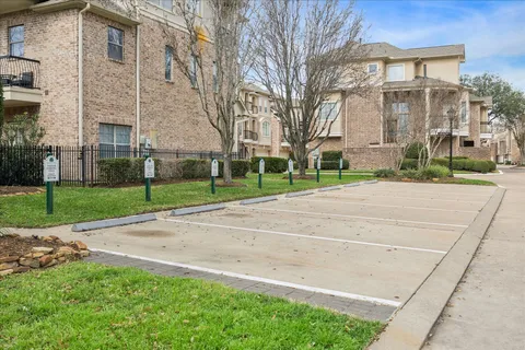 $295,000 | 7914 Stoneyway Drive, Houston, TX 77040