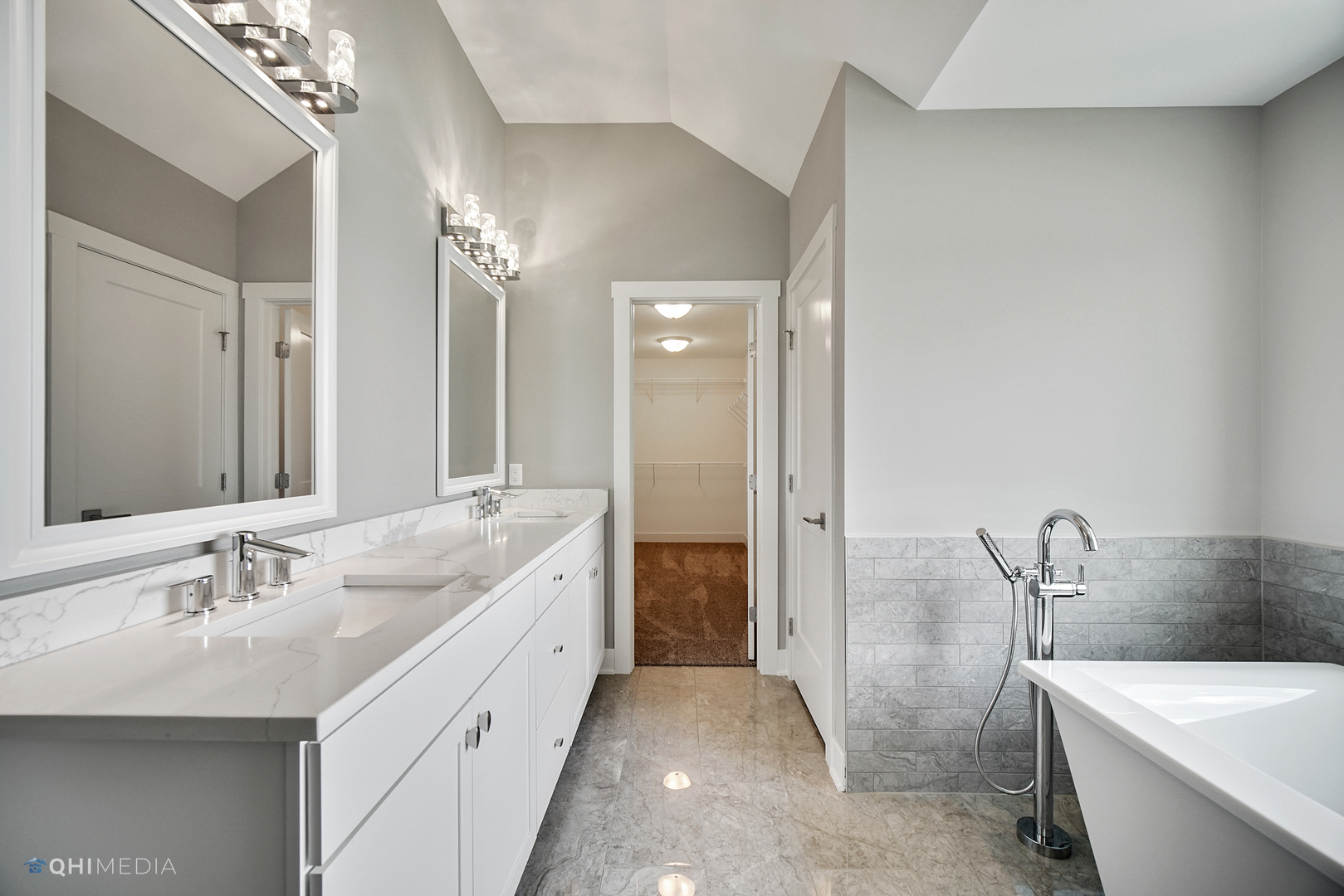 8233 Castle Drive Munster, IN 46321 - Photo 18 of 19 a spacious bathroom with a bathtub sink and mirror