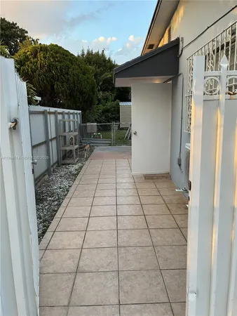 a view of a backyard