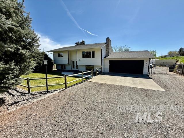 2945 25th Street Clarkston, WA 99403 - Photo 4 of 46 Raised ranch with gravel driveway, a chimney, and a garage