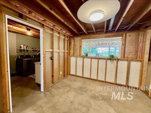 2945 25th Street Clarkston, WA 99403 - Photo 43 of 46 Below grade area featuring separate washer and dryer