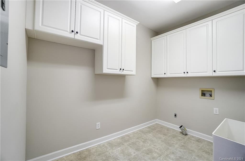 7064 Harbor Court Tega Cay, SC 29708 - Photo 19 of 48 a view of cabinets and window