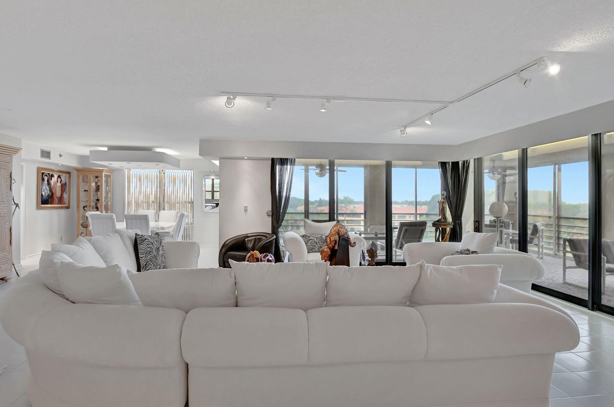 7567 Imperial Drive, Unit 602 Boca Raton, FL 33433 - Photo 9 of 44 living room