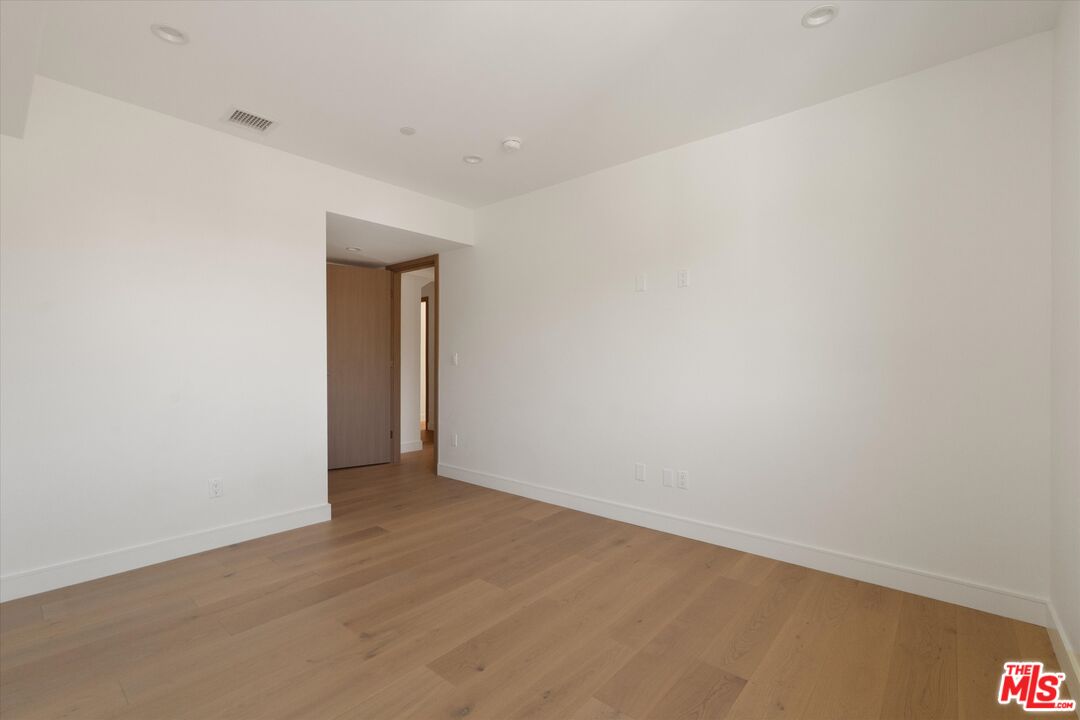 15207 Morrison Street Sherman Oaks, CA 91403 - Photo 20 of 34 a view of an empty room