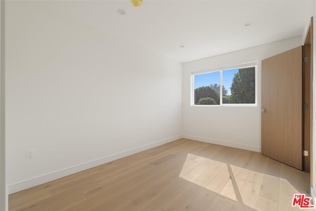15207 Morrison Street Sherman Oaks, CA 91403 - Photo 21 of 34 an empty room with a window