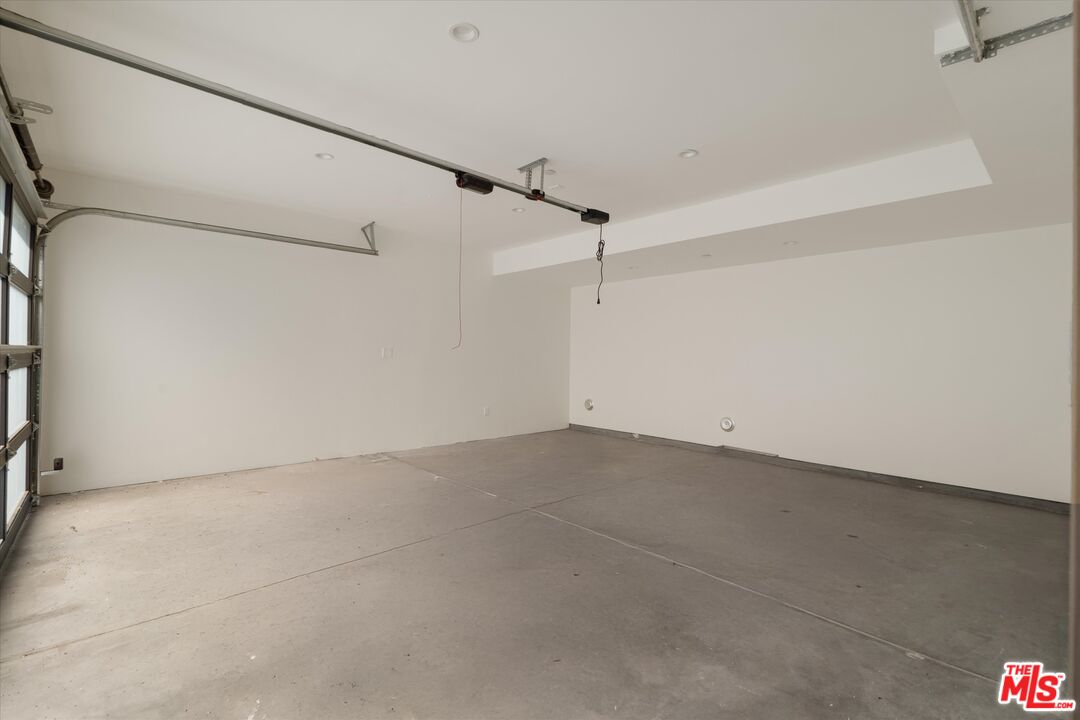 15207 Morrison Street Sherman Oaks, CA 91403 - Photo 5 of 34 a view of an empty room
