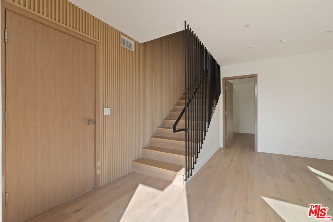 15207 Morrison Street Sherman Oaks, CA 91403 - Photo 6 of 34 a view of entryway