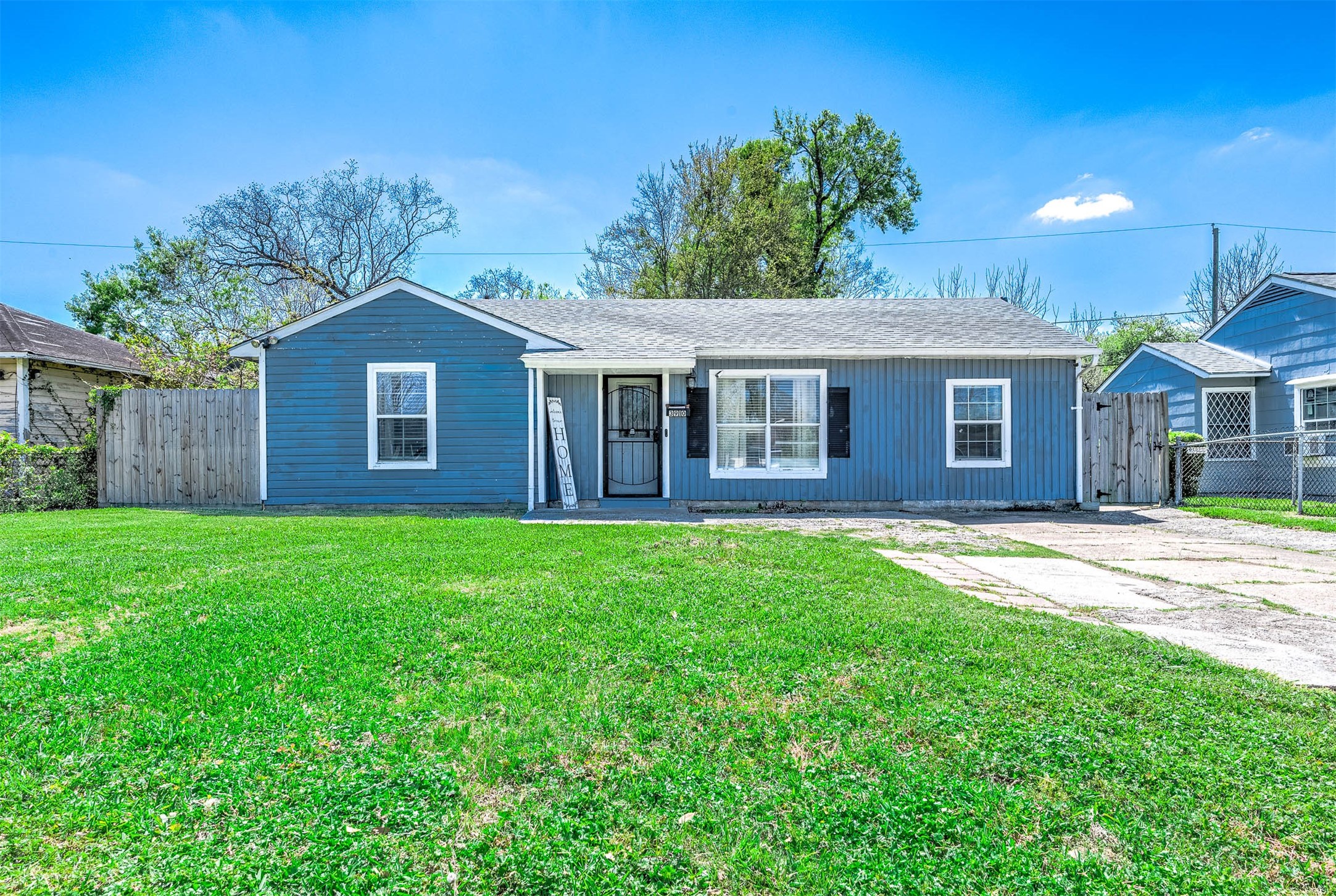 3910 Luca Street, Unit R1 Houston, TX 77021 - Photo 1 of 31 a front view of a house with a garden