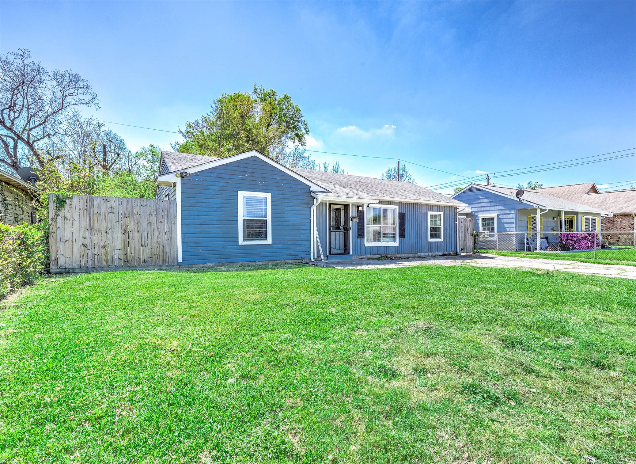 3910 Luca Street, Unit R1 Houston, TX 77021 - Photo 2 of 31 a view of a yard in front of house