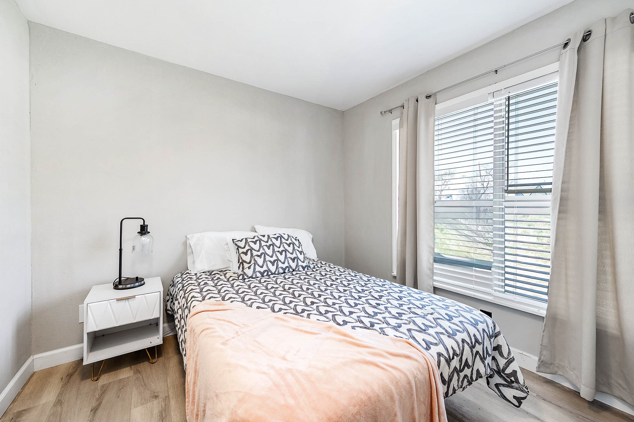 3910 Luca Street, Unit R1 Houston, TX 77021 - Photo 7 of 31 a bedroom with a bed and a window