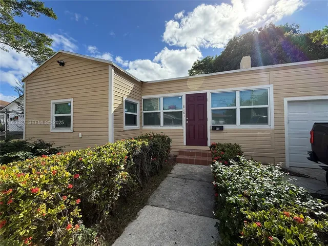$2,100 | 816 5th Street, West Palm Beach, FL 33401