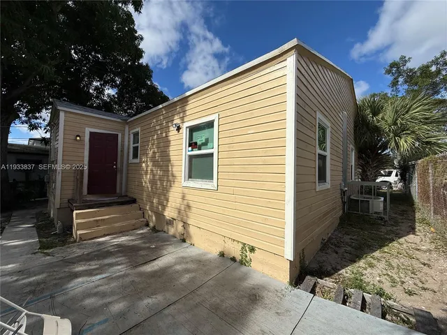 $2,100 | 816 5th Street, West Palm Beach, FL 33401