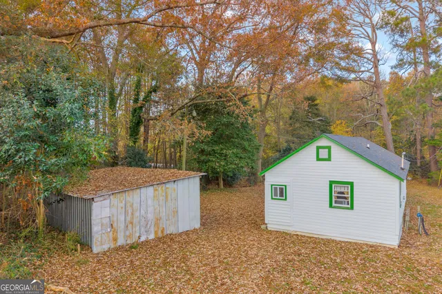 a view of backyard of house