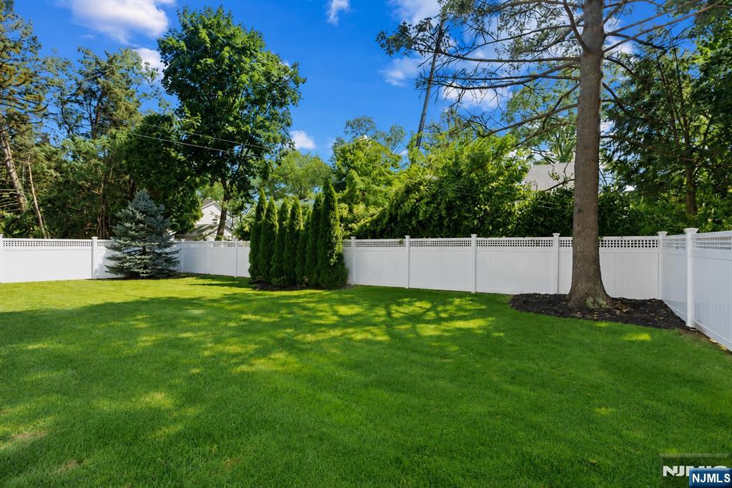28 Demarest Road Paramus, NJ 07652 - Photo 27 of 32