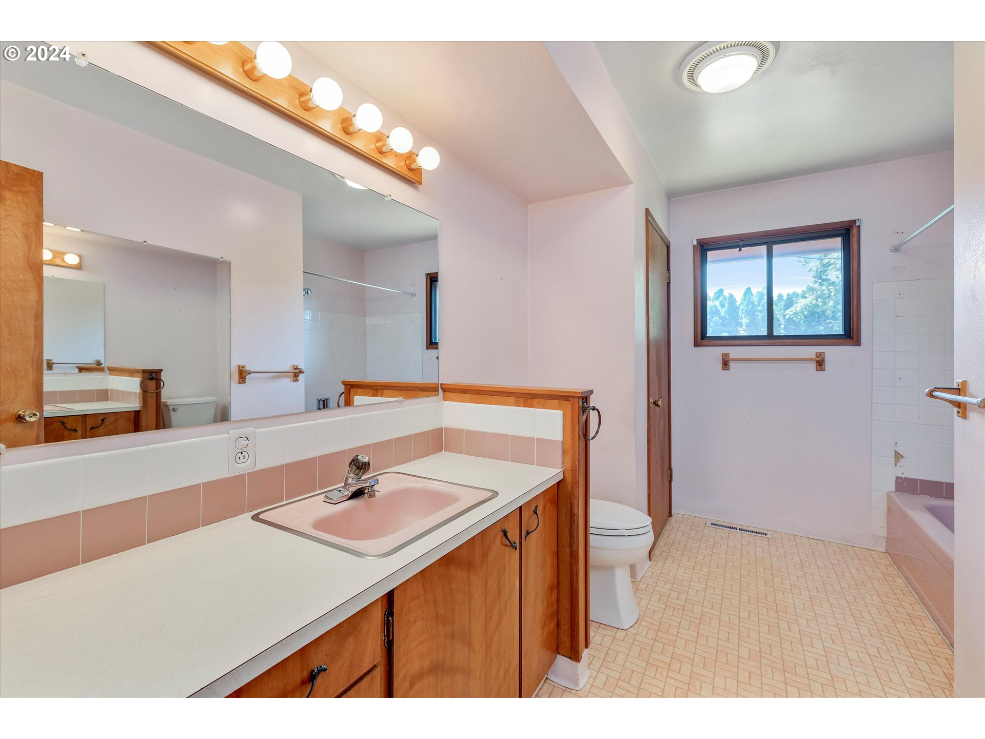 29440 Southeast Chase Road Gresham, OR 97080 - Photo 13 of 42 Bathroom