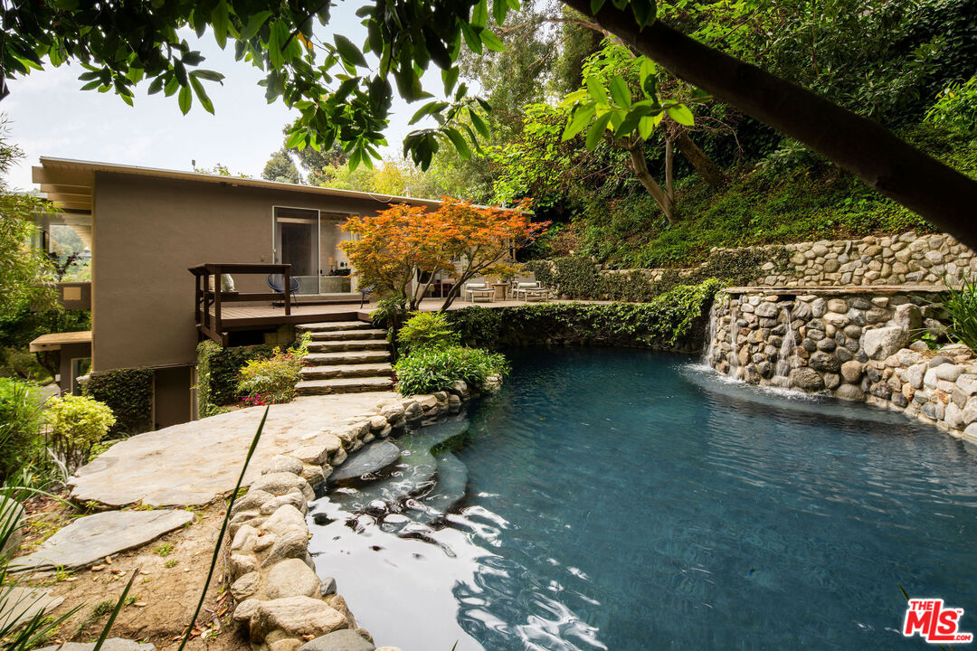 7330 Pyramid Drive Los Angeles, CA 90068 - Photo 27 of 28 a backyard of a house with lots of green space