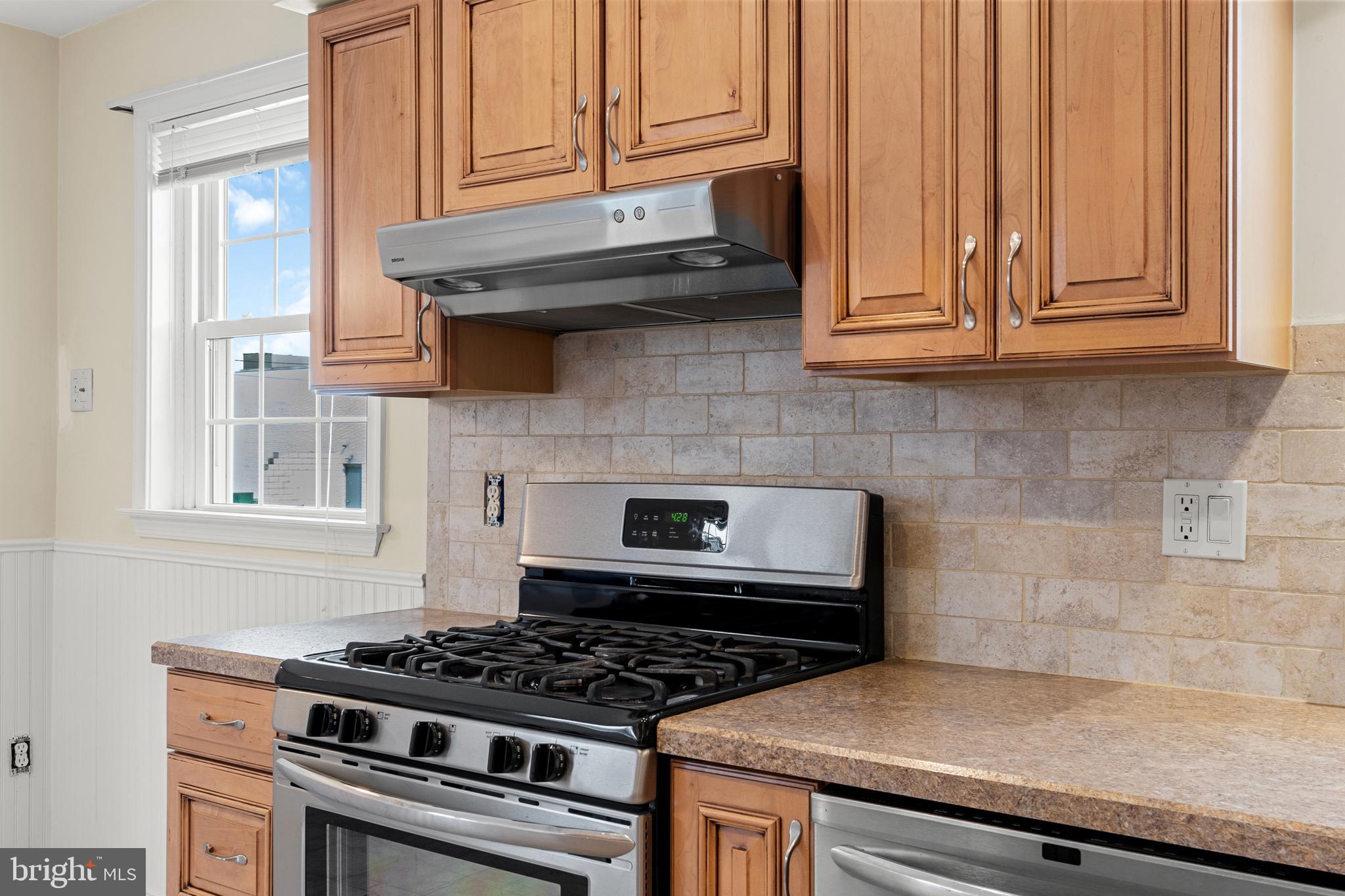 9945 Sandy Road Philadelphia, PA 19115 - Photo 18 of 45 Kitchen- gas cooking