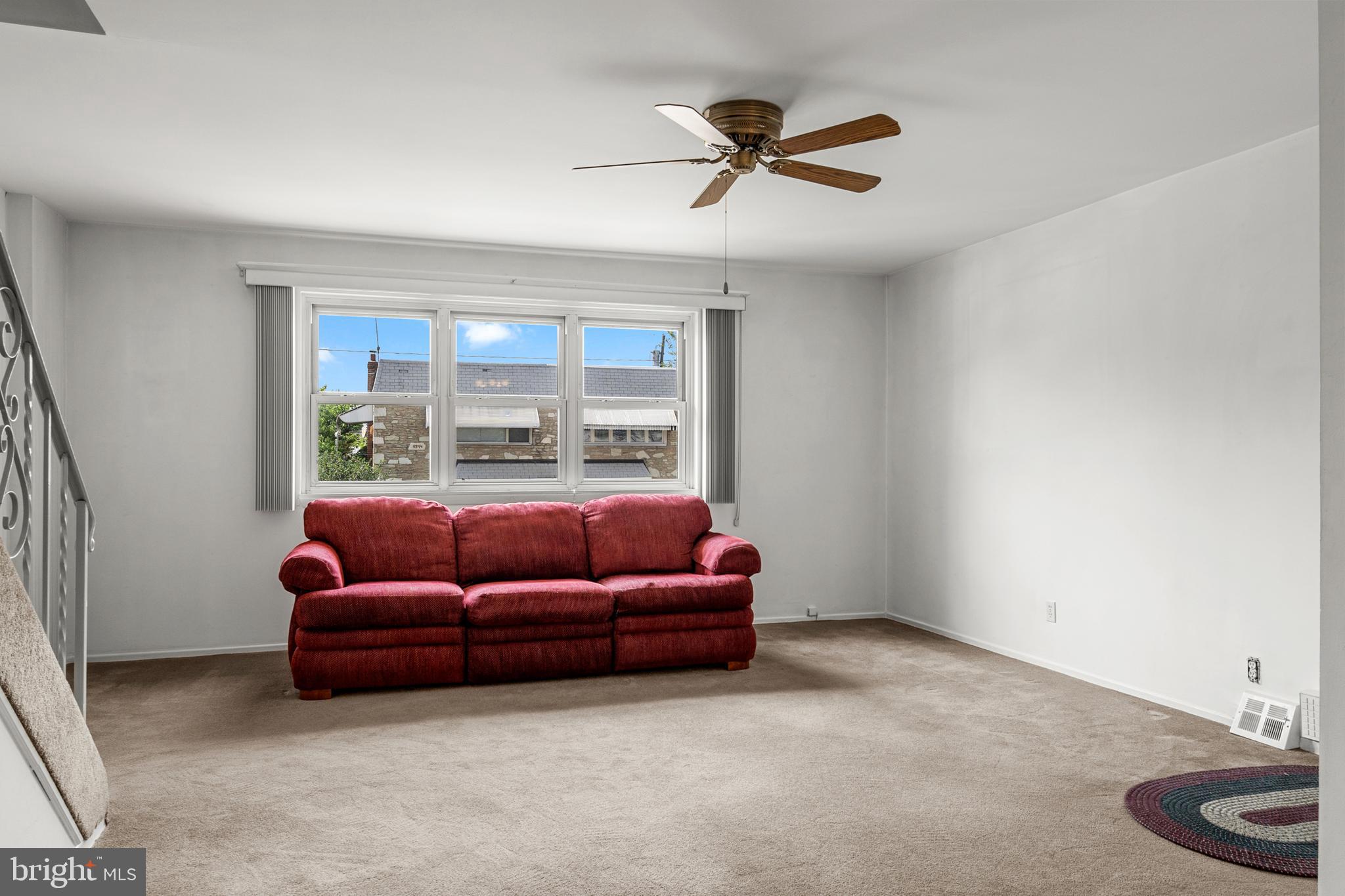 9945 Sandy Road Philadelphia, PA 19115 - Photo 5 of 45 Living room