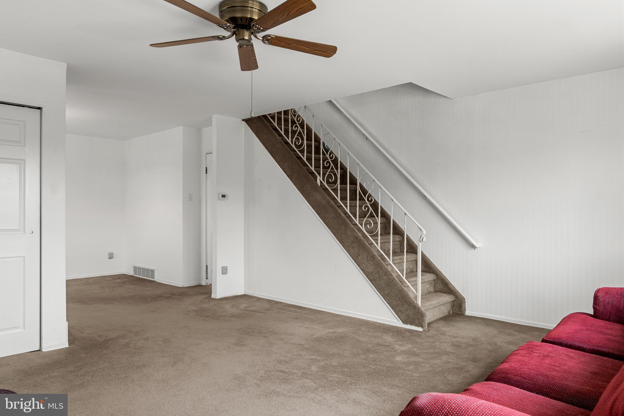 9945 Sandy Road Philadelphia, PA 19115 - Photo 6 of 45 Living room