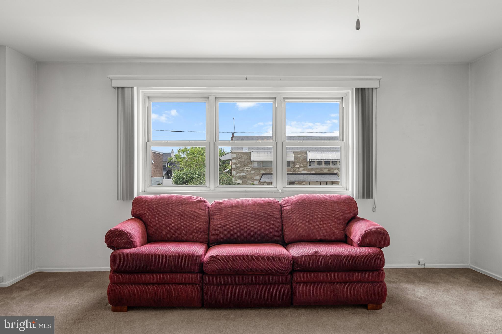9945 Sandy Road Philadelphia, PA 19115 - Photo 7 of 45 Living room