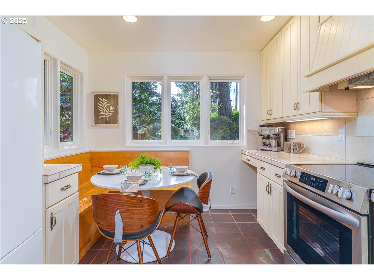 589 Ridgeway Road Lake Oswego, OR 97034 - Photo 12 of 41 Gallery Image 12