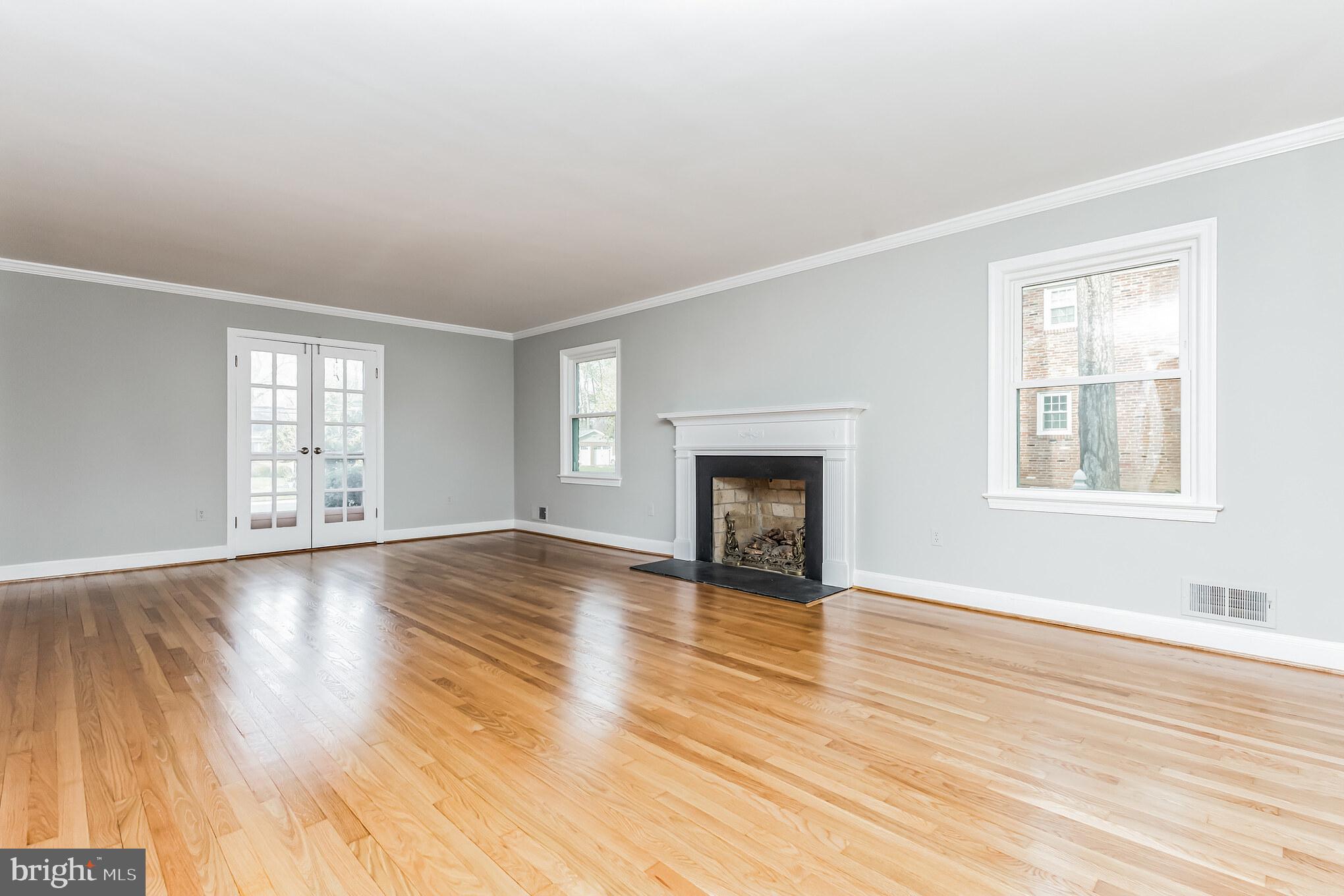 14315 Chesterfield Road Rockville, MD 20853 - Photo 7 of 33 Living Room