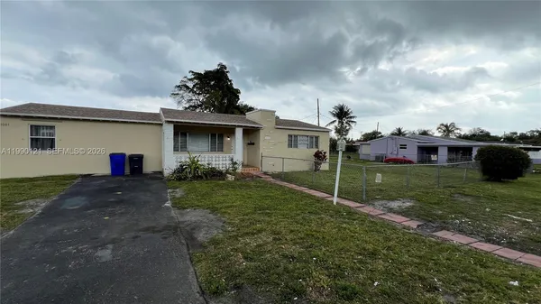 a view of a house with backyard and porch
