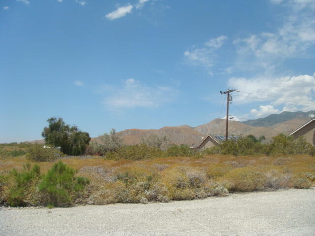 12972 Emerald Drive Whitewater, CA 92282 - Photo 33 of 55 a view of a town with mountains in the background