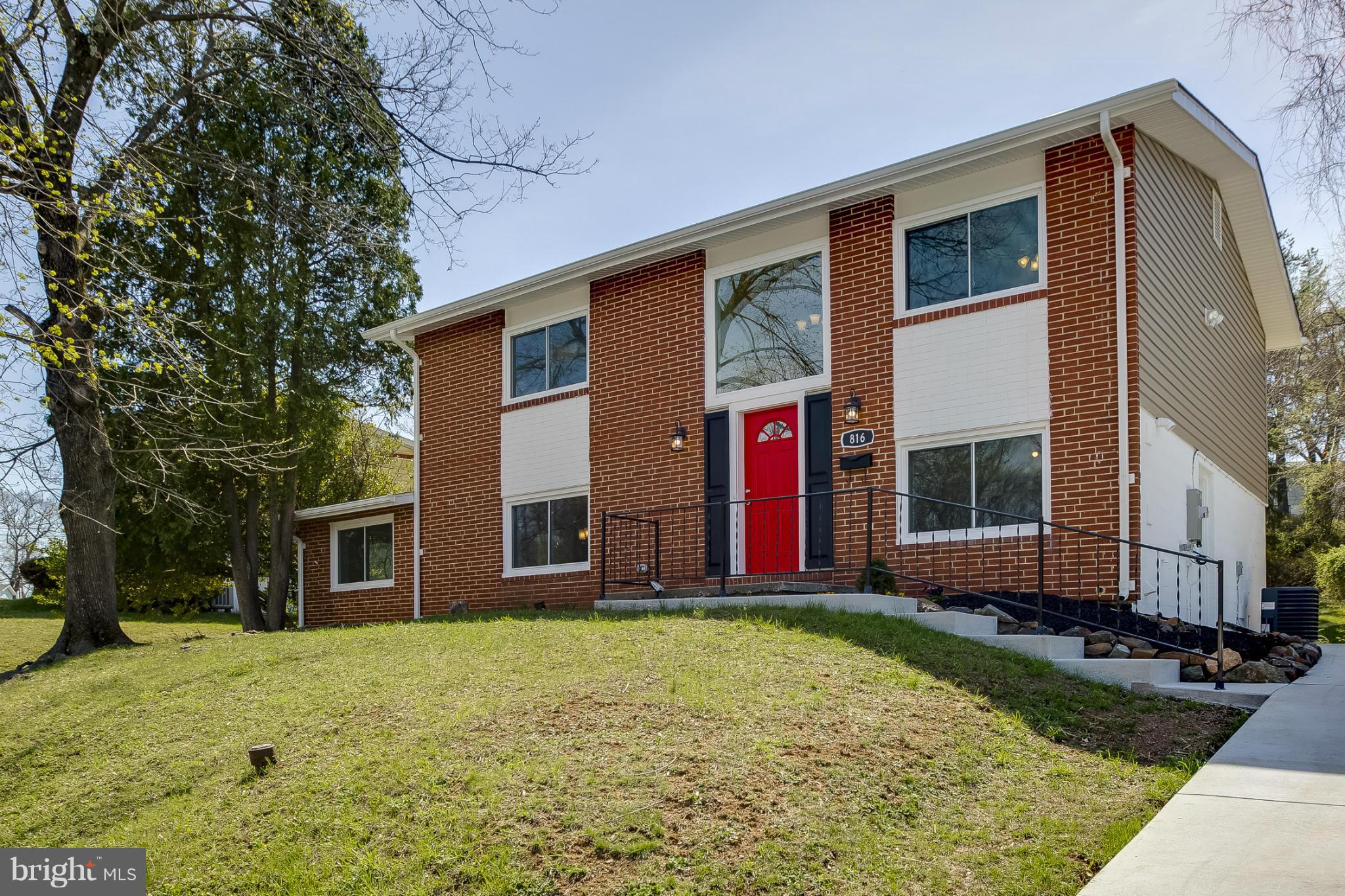 816 Smoke Tree Road Baltimore, MD 21208 - Photo 2 of 30 Exterior (Front)