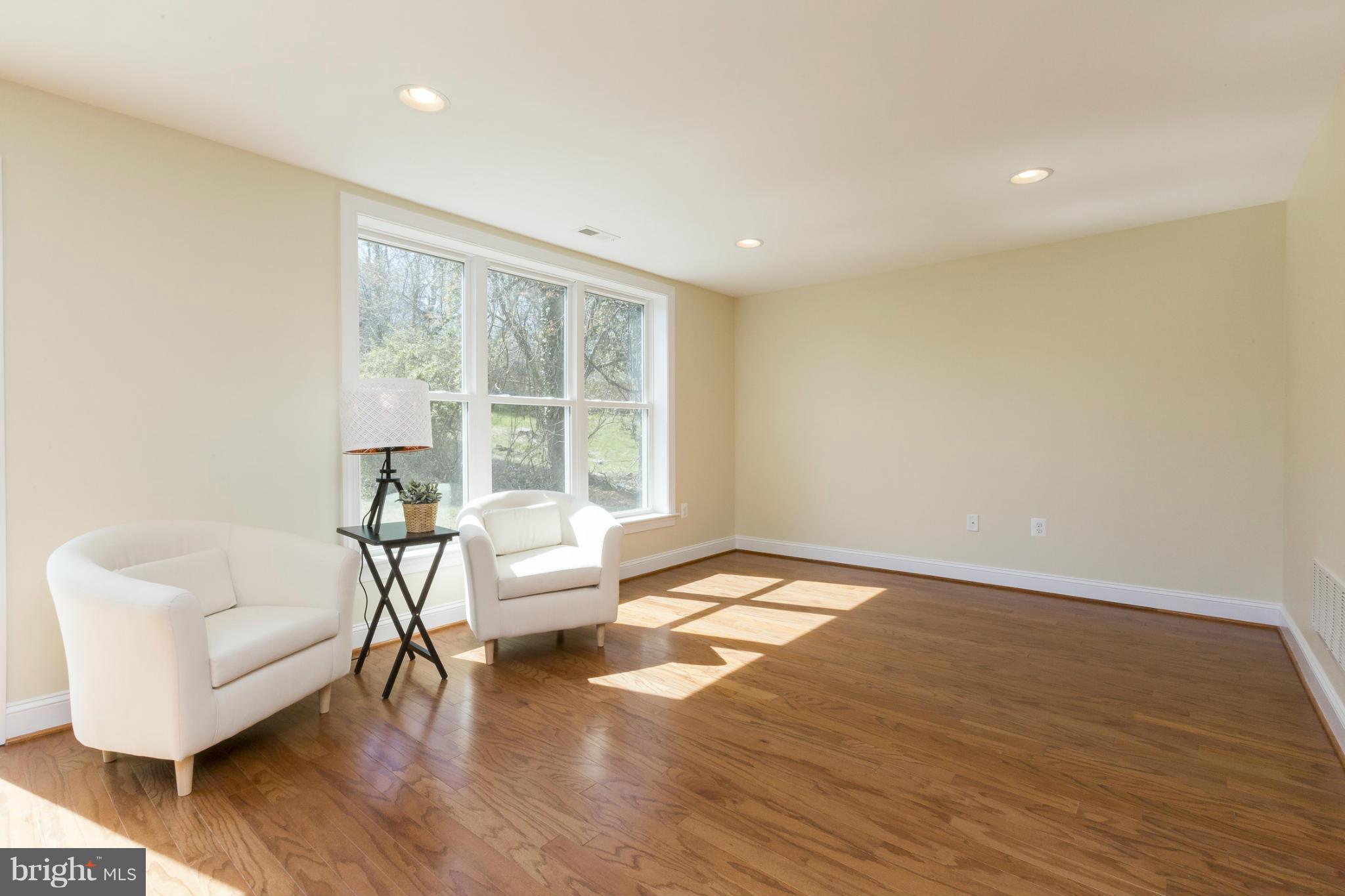 816 Smoke Tree Road Baltimore, MD 21208 - Photo 16 of 30 Living Room