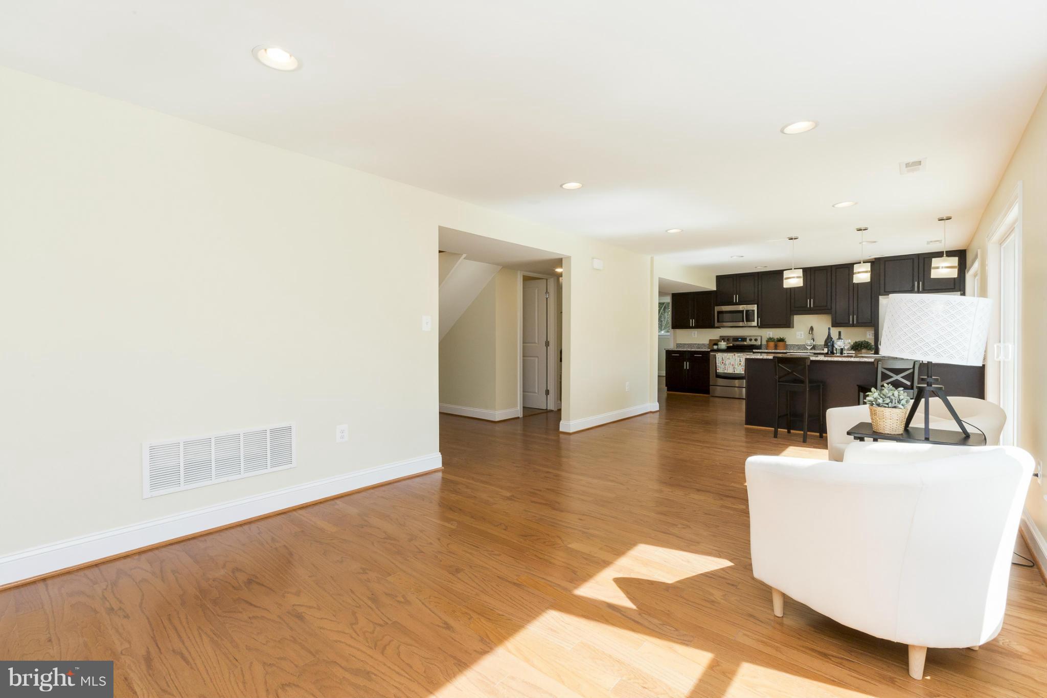 816 Smoke Tree Road Baltimore, MD 21208 - Photo 17 of 30 Living Room