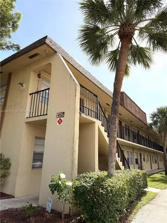 $1,800 | 412 Lakeside Drive, Unit 223, Margate, FL 33063