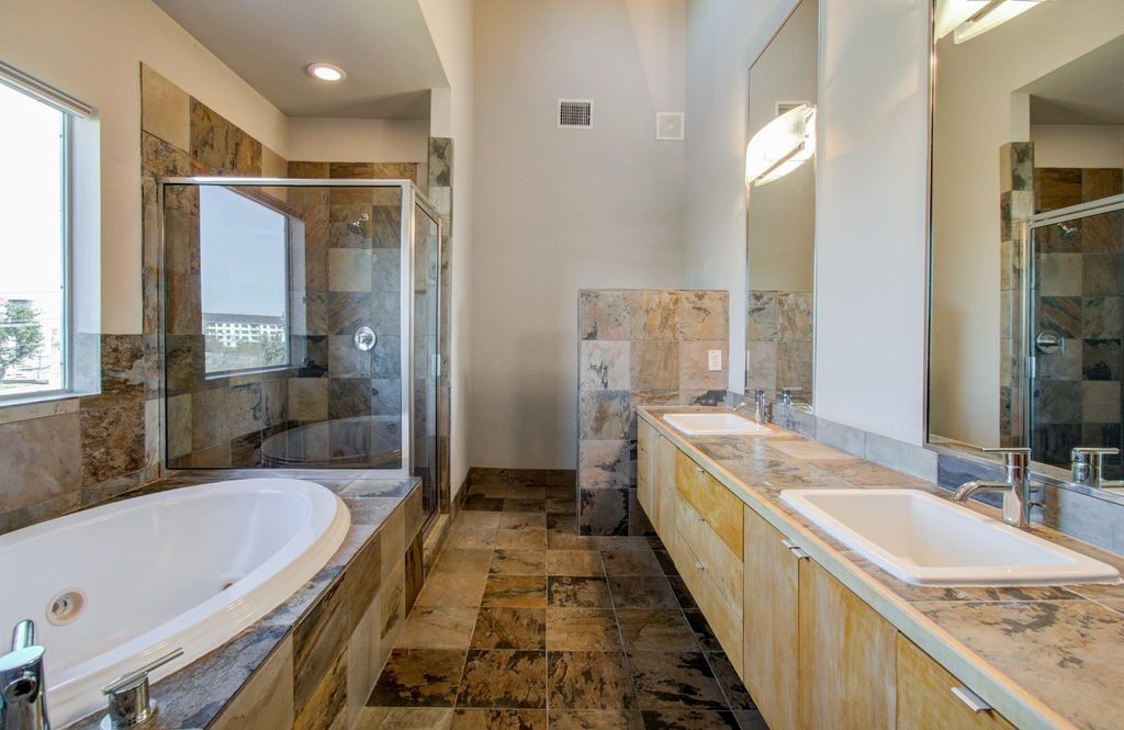 318 McAlpine Street Houston, TX 77003 - Photo 16 of 25 Primary Bath 3rd floor