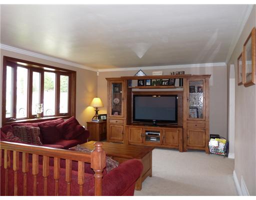 63 Profio Road McDonald, PA 15057 - Photo 3 of 18 Living Room.