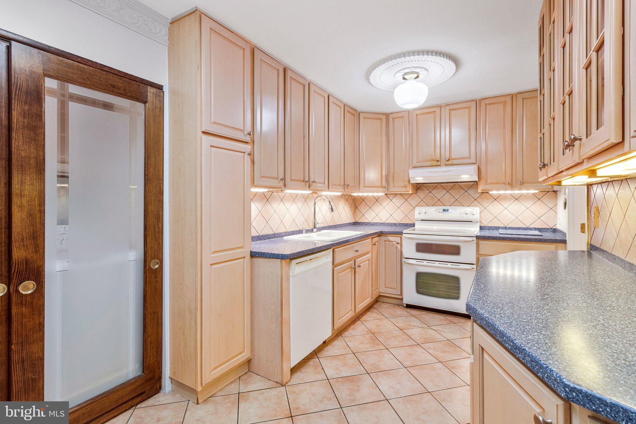 6101 Edsall Road, Unit 407 Alexandria, VA 22304 - Photo 16 of 54 Kitchen
