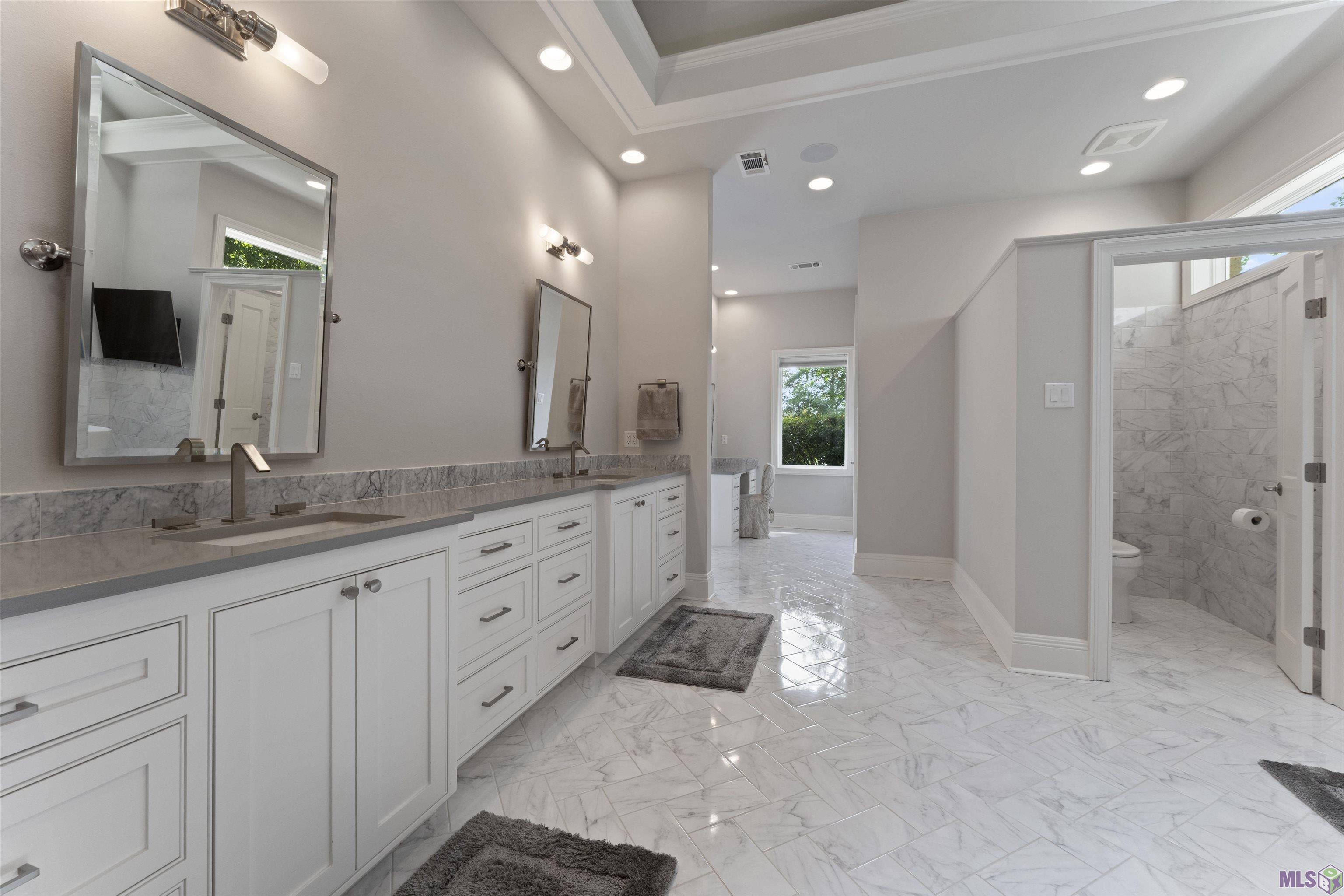 18946 Lake Harbour Avenue Baton Rouge, LA 70816 - Photo 16 of 39 Master Bath