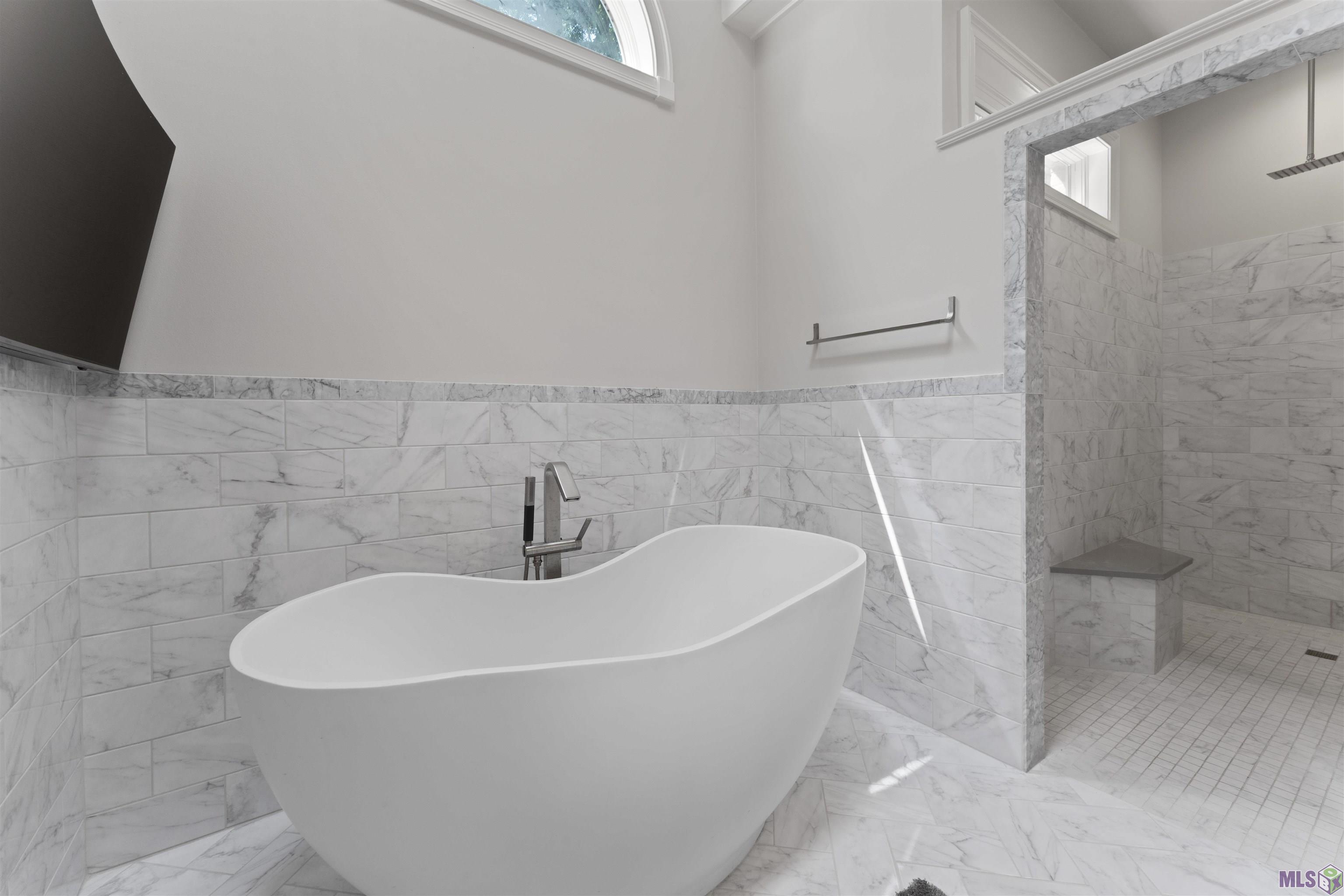 18946 Lake Harbour Avenue Baton Rouge, LA 70816 - Photo 18 of 39 Soaking Tub