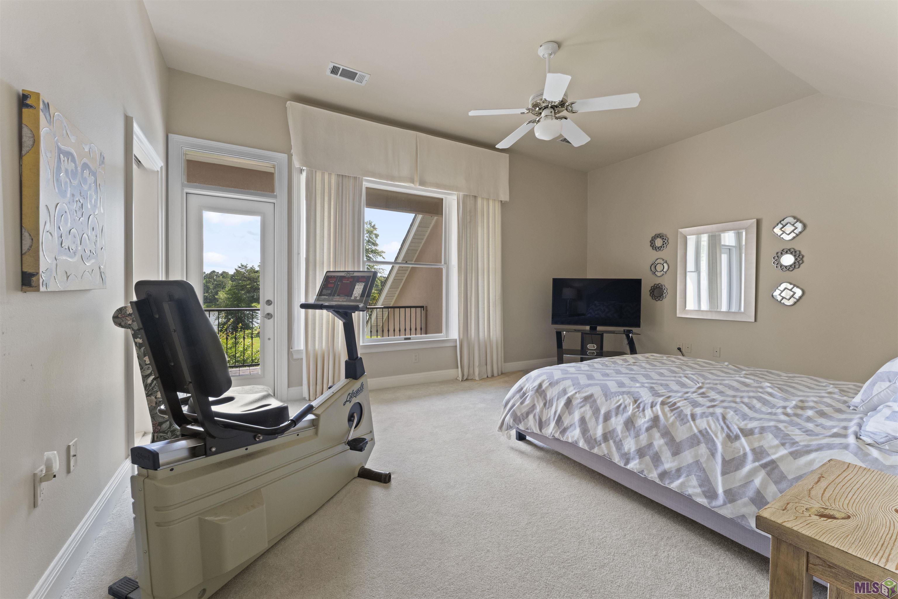 18946 Lake Harbour Avenue Baton Rouge, LA 70816 - Photo 22 of 39 Upstairs Guest Bedroom