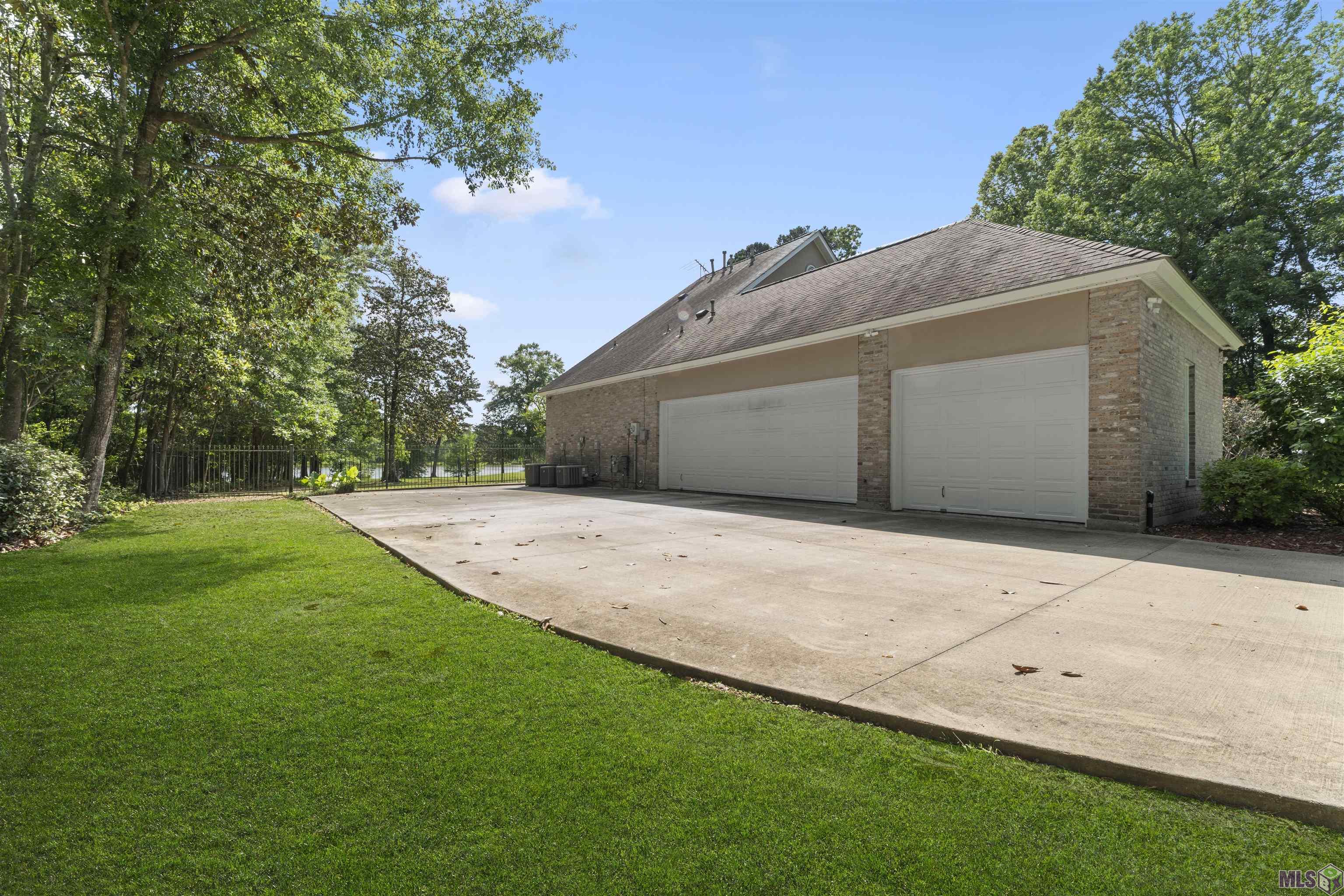 18946 Lake Harbour Avenue Baton Rouge, LA 70816 - Photo 32 of 39 2 Car Garage Boat Port