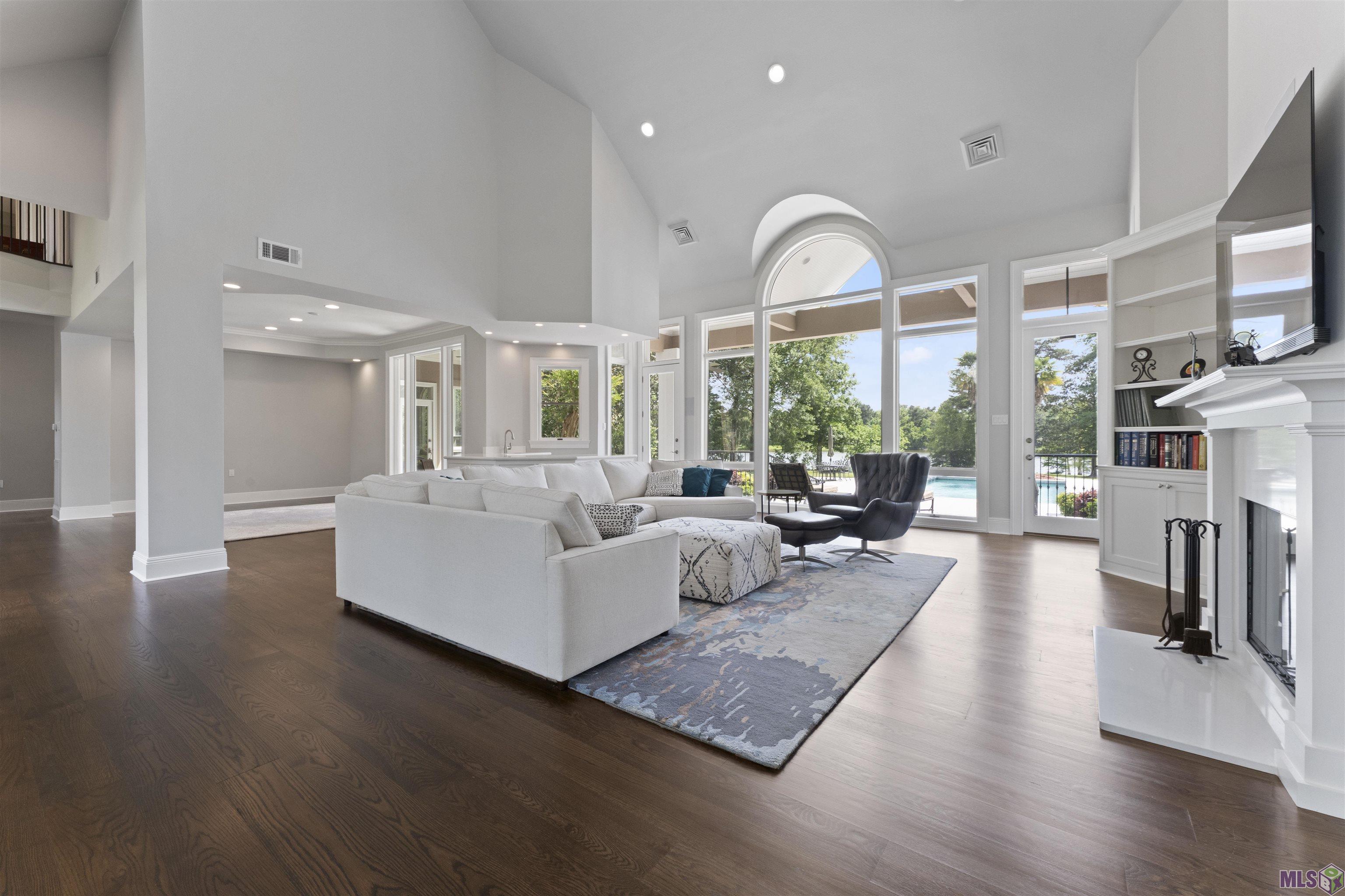 18946 Lake Harbour Avenue Baton Rouge, LA 70816 - Photo 5 of 39 Soaring ceiling heights