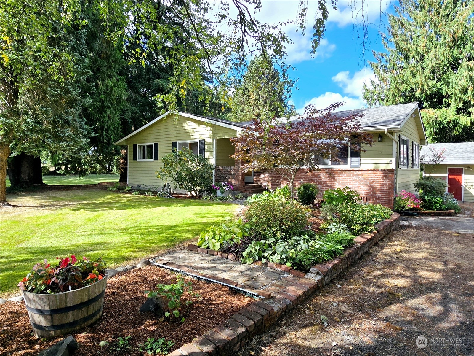 973 Koontz Road Chehalis, WA 98532 - Photo 1 of 25 a front view of a house with a garden