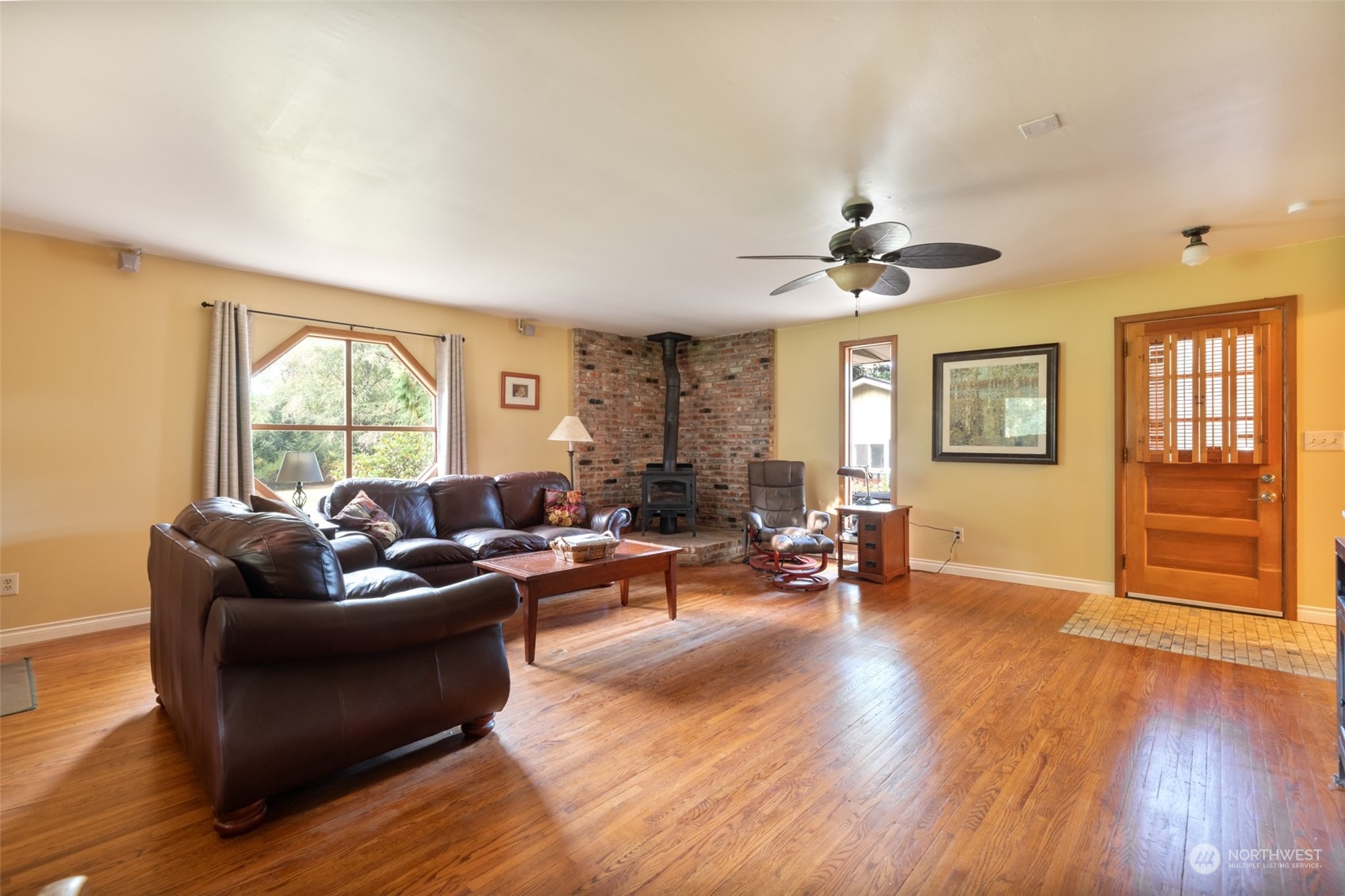 973 Koontz Road Chehalis, WA 98532 - Photo 19 of 25 a living room with furniture and a large window
