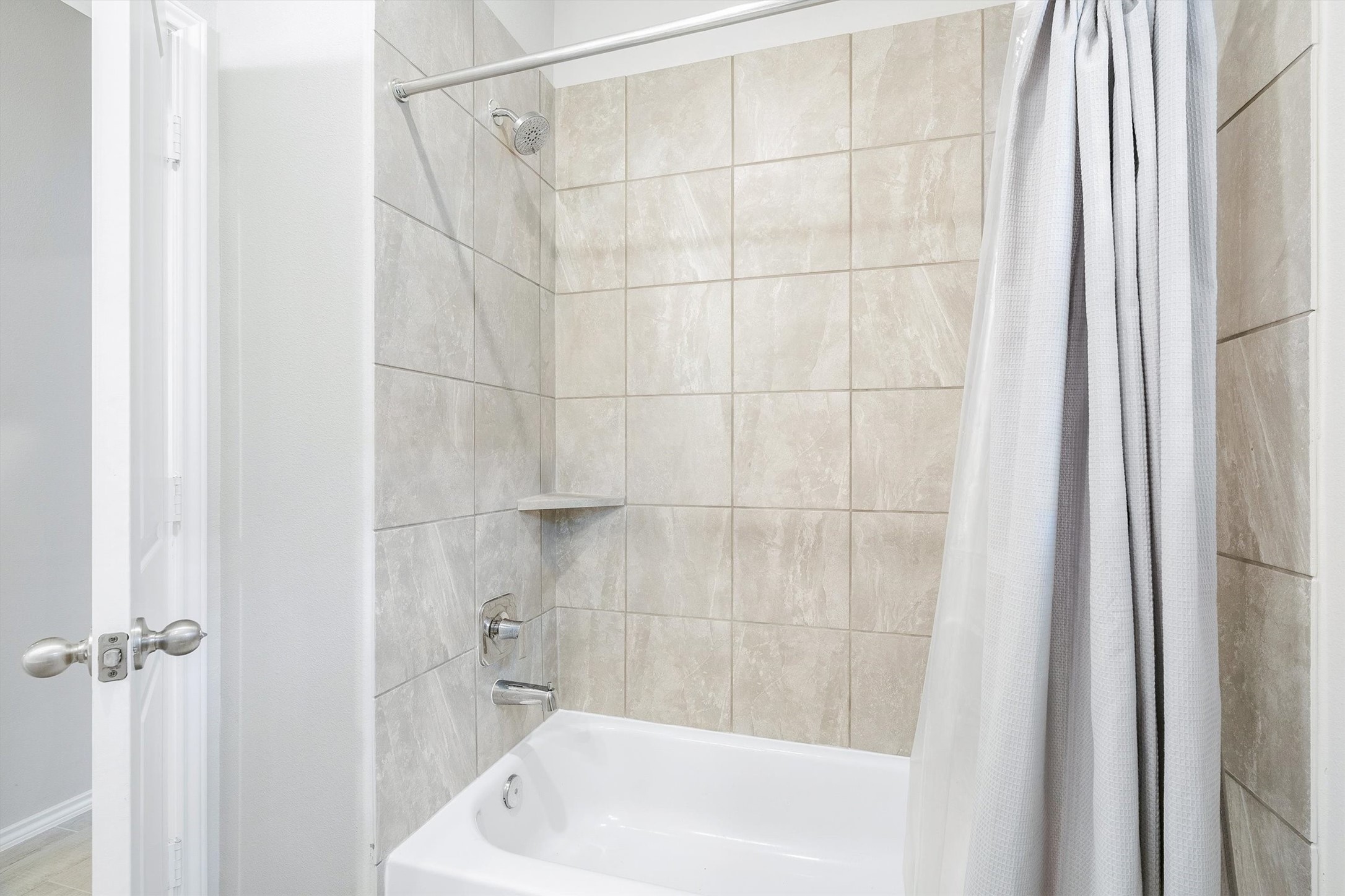 17270 Wild Watermelon Way Conroe, TX 77302 - Photo 19 of 28 The tub and shower combo. Everything your guests or family members need, all in one well designed space.
