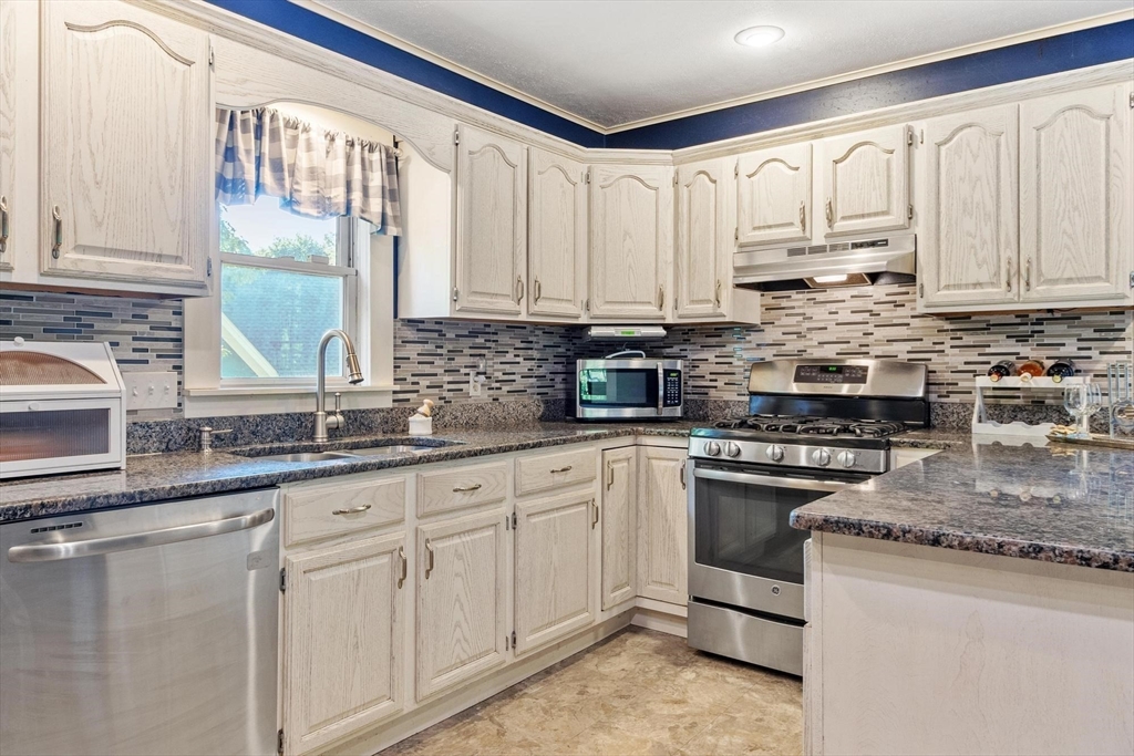 113 Simonds Street Fitchburg, MA 01420 - Photo 7 of 42