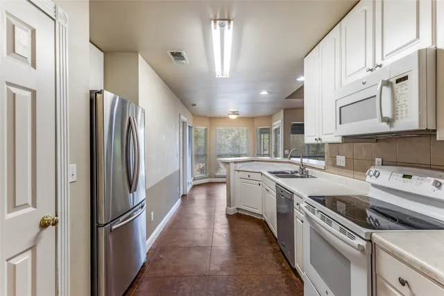 $2,500 | 5718 McCarty Lane, Unit B, Austin, TX 78749